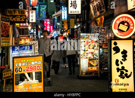 Japan, Insel Honshu, Kanto, Tokio, durch die Straßen von Ueno bei Nacht. Stockfoto