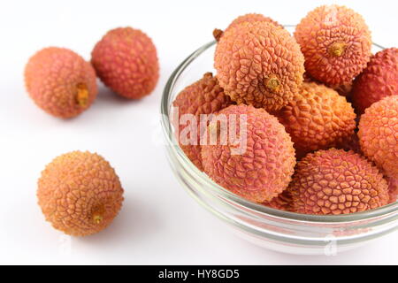 Zusammensetzung der Lychee Früchte in eine kleine Glasschale Stockfoto