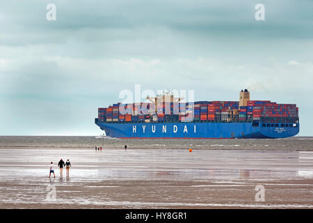 Containerschiff Im Wattenmeer, Cuxhaven, Niedersachsen, Deutschland, Europa / Container Schiff in das Wattenmeer, Cuxhaven, Niedersachsen, Deutschland, Europ Stockfoto