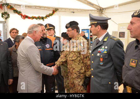 Der Prince Of Wales trifft Mitglieder der Streitkräfte, die in der Nachmahd von Erdbeben, während eines Besuchs in Amatrice in der Bergregion Mittelitaliens, geholfen durch ein Erdbeben zerstörten im August letzten Jahres, am fünften Tag seiner neun-Tage-Europa-Tournee. Stockfoto