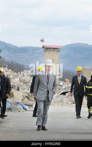 Der Prince Of Wales während eines Besuchs in Amatrice in der Bergregion Mittelitaliens, durch ein Erdbeben zerstörten im August letzten Jahres, am fünften Tag seiner neun-Tage-Europa-Tournee. Stockfoto