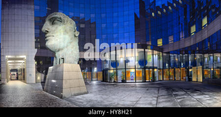 Igor Mitorajs Tyndareus Statue und La Grande Arche De La Défense, Paris, Frankreich Stockfoto