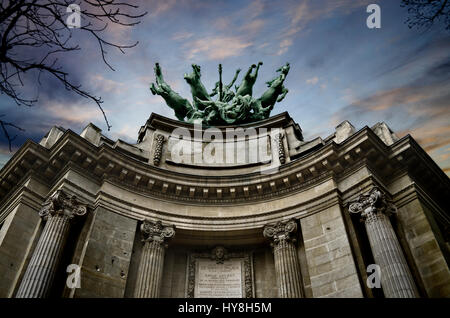 Frankreich, Paris, Kupfer Quadriga von Georges Recipon auf dem Dach des Grand Palais, allegorische Darstellung Harmonie Kunstwerk Stockfoto