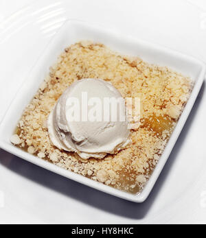 Apple crumble Dessert mit Vanille-Eis Stockfoto