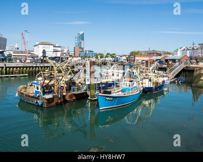 Fischerboote im Hafen von Portsmouth Stockfoto