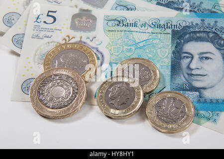 Neue £1 Pfund-Münzen, £2 Pfund-Münzen und £5 Pfund-Noten Stockfoto