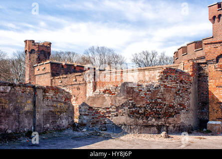 zerstörte Wand einer alten verlassenen Festung an sonnigen Frühlingstag Stockfoto