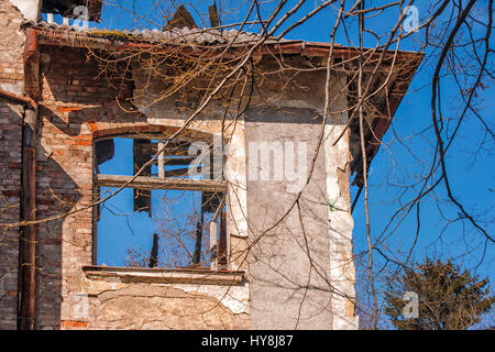 Eine gebrochene Fensterrahmen auf dem alten Govan Schulhaus in der Nähe