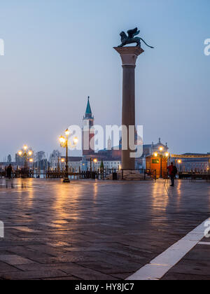 Am frühen Morgen bereits zu dämmern, Blick auf die Colonne di San Marco e San Todaro und die Chiesa di San Giorgio Maggoire, Venedig mit Straßenlaternen Stockfoto