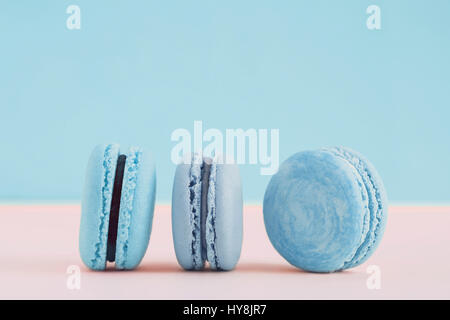 Blaue französische Macarons. Platz für Text zu kopieren. Postkarte. Horizontale Stockfoto