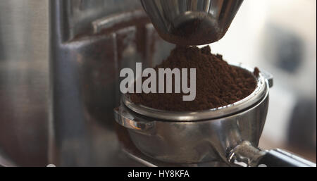 Kaffeepulver vom Mahlwerk im Siebträger für die Zubereitung von Espresso, 4 k Foto Stockfoto