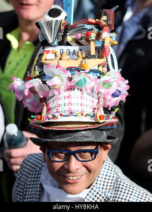 Ein Zuschauer trägt einen Regatta unter dem Motto Hut vor den Herren Boat Race auf der Themse, London. Stockfoto