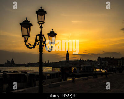 Sonnenuntergang über Markusplatz (San Marco) und Glockenturm Campanile in Venedig Stockfoto