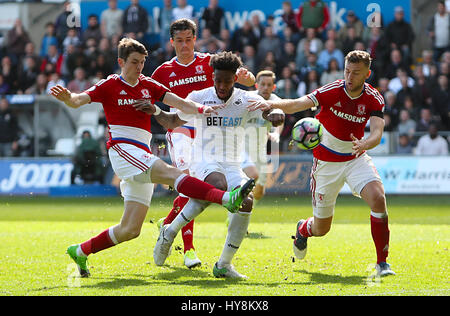 Swansea City Leroy Fer (Mitte) in Aktion gegen Middlesbrough Marten de Roon (links) und Middlesbrough Ben Gibson während der Premier League match bei der Liberty Stadium, Swansea. Stockfoto