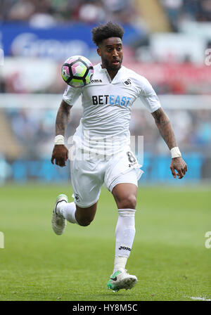 Swansea City Leroy Fer in Aktion während der Premier League match bei der Liberty Stadium, Swansea. PRESSEVERBAND Foto. Bild Datum: Sonntag, 2. April 2017. Finden Sie unter PA Geschichte Fußball Swansea. Bildnachweis sollte lauten: David Davies/PA Wire. Einschränkungen: EDITORIAL verwenden nur keine unbefugten Audio, Video, Daten, Spielpläne, Verbandsliga/Logos oder "live"-Dienste. Im Spiel Onlinenutzung beschränkt auf 75 Bilder, keine video Emulation. Keine Verwendung in Wetten, Spiele oder Vereinsspieler/Liga/Einzelpublikationen. Stockfoto