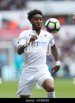 Swansea City Leroy Fer in Aktion während der Premier League match bei der Liberty Stadium, Swansea. PRESSEVERBAND Foto. Bild Datum: Sonntag, 2. April 2017. Finden Sie unter PA Geschichte Fußball Swansea. Bildnachweis sollte lauten: David Davies/PA Wire. Einschränkungen: EDITORIAL verwenden nur keine unbefugten Audio, Video, Daten, Spielpläne, Verbandsliga/Logos oder "live"-Dienste. Im Spiel Onlinenutzung beschränkt auf 75 Bilder, keine video Emulation. Keine Verwendung in Wetten, Spiele oder Vereinsspieler/Liga/Einzelpublikationen. Stockfoto