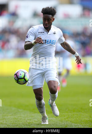 Swansea City Leroy Fer in Aktion während der Premier League match bei der Liberty Stadium, Swansea. PRESSEVERBAND Foto. Bild Datum: Sonntag, 2. April 2017. Finden Sie unter PA Geschichte Fußball Swansea. Bildnachweis sollte lauten: David Davies/PA Wire. Einschränkungen: EDITORIAL verwenden nur keine unbefugten Audio, Video, Daten, Spielpläne, Verbandsliga/Logos oder "live"-Dienste. Im Spiel Onlinenutzung beschränkt auf 75 Bilder, keine video Emulation. Keine Verwendung in Wetten, Spiele oder Vereinsspieler/Liga/Einzelpublikationen. Stockfoto