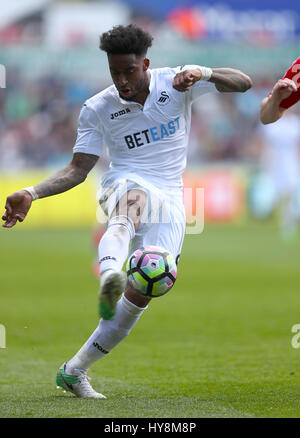 Swansea City Leroy Fer in Aktion während der Premier League match bei der Liberty Stadium, Swansea. PRESSEVERBAND Foto. Bild Datum: Sonntag, 2. April 2017. Finden Sie unter PA Geschichte Fußball Swansea. Bildnachweis sollte lauten: David Davies/PA Wire. Einschränkungen: EDITORIAL verwenden nur keine unbefugten Audio, Video, Daten, Spielpläne, Verbandsliga/Logos oder "live"-Dienste. Im Spiel Onlinenutzung beschränkt auf 75 Bilder, keine video Emulation. Keine Verwendung in Wetten, Spiele oder Vereinsspieler/Liga/Einzelpublikationen. Stockfoto