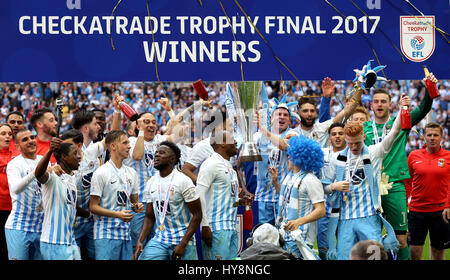 Coventry City Spieler feiern nach dem Gewinn der Checkatrade Trophy Finale im Wembley Stadium, London. Stockfoto