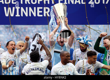Coventry City Spieler feiern wie Chris Stokes die Trophäe hebt nach dem Gewinn der Checkatrade Trophy Finale im Wembley Stadium, London. Stockfoto