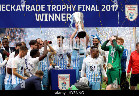 Coventry City Spieler feiern wie Chris Stokes die Trophäe hebt nach dem Gewinn der Checkatrade Trophy Finale im Wembley Stadium, London. Stockfoto