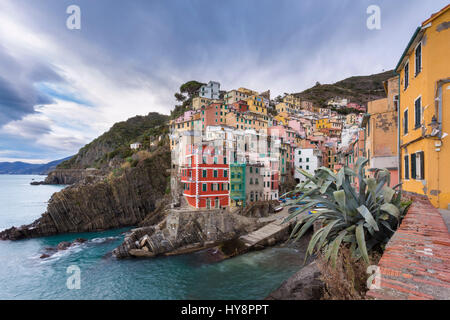 Das kleine Dorf Riomaggiore, einer der Cinque Terre, gelegen in der Provinz von La Spezia, Ligurien, Italien. Stockfoto