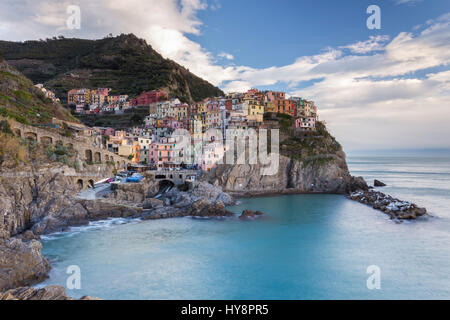 Das kleine Dorf Manarola, eines der Cinque Terre, gelegen in der Provinz von La Spezia, Ligurien, Italien. Stockfoto