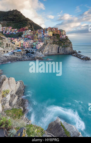 Das kleine Dorf Manarola, eines der Cinque Terre, gelegen in der Provinz von La Spezia, Ligurien, Italien. Stockfoto