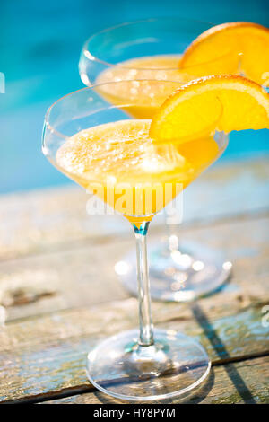 Sektgläser mit Orangenscheibe. Mimosa cocktail. Sommer-Pool-party Stockfoto