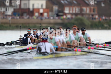 Oxford Herren Crew (links) übernehmen die Führung gegen Cambridge Herren Crew (rechts) bei den Herren Boat Race auf der Themse, London. Stockfoto