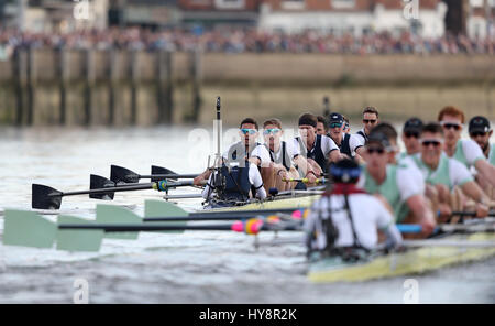 Oxford Herren Crew vorangehen (links) gegen Cambridge Herren Crew (rechts) bei den Herren Boat Race auf der Themse, London. Stockfoto