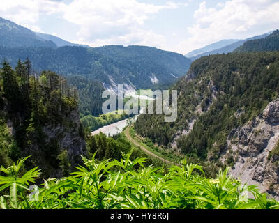 Surselva, Schweiz: Ruinaulta (Rheinschlucht Deutsch) ist eine Schlucht, die von der Vorderrhein kurz vor dem Zusammenfluss mit der Hinterrhein in Reiche gebildet Stockfoto