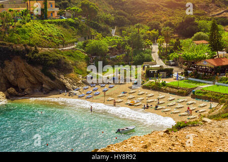 Bali, Griechenland - 30. April 2016: Sandy Evita und Karavostasi Strand im Meer, die Bucht von Bali Resort Dorf. Blick auf Küste, umspült von den Wellen und Sonnenliegen w Stockfoto