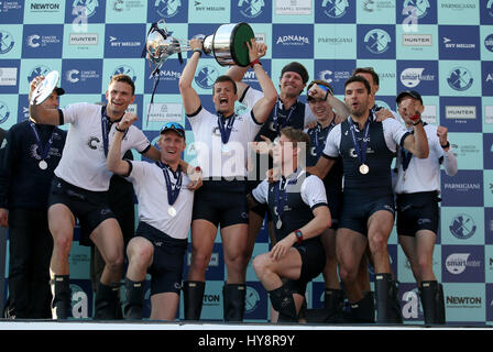 Oxford Herren Crew feiern ihren Sieg mit der Trophäe nach der Herren Regatta auf der Themse, London. Stockfoto