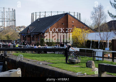 Sperre 27 Forth und Clyde Cana Pub am Schloss-Kanal Stockfoto