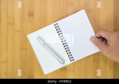 Close-up öffnen beachten Sie Papier und Stift auf Schreibtisch mit Textfreiraum Stockfoto