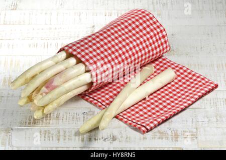 Bündel von weißem Spargel auf hölzernen Hintergrund Stockfoto
