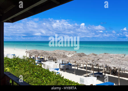 Dreambeach auf Cayo Santa Maria mit Sonnenliegen und Meerblick - Serie Kuba Reportage Stockfoto