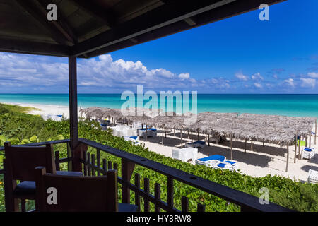 Dreambeach auf Cayo Santa Maria mit Sonnenliegen und Meerblick - Serie Kuba Reportage Stockfoto