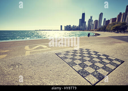 Schachbrett im freien dauerhaft an Chicago Waterfront, Fokus auf den Vordergrund, Farbe toning angewandte, USA. Stockfoto