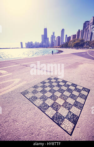 Schachbrett im freien dauerhaft an Chicago Waterfront, Fokus auf den Vordergrund, Farbe toning angewandte, USA. Stockfoto