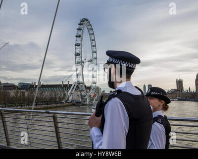 Ein Polizist und eine Frau anwesend in London Stockfoto