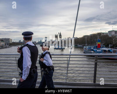 Ein Polizist und eine Frau anwesend in London Stockfoto