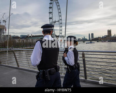 Ein Polizist und eine Frau anwesend in London Stockfoto