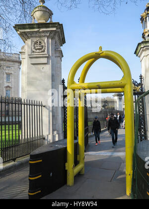 RING aus Stahl große Stahlkonstruktionen und Poller aufgemacht in Londons touristische Hotspots in Folge des Westminster-Angriff Stockfoto