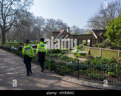 Ein Polizist und eine Frau anwesend in London Stockfoto