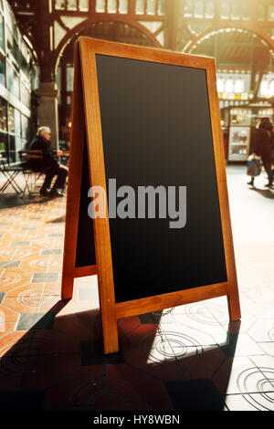 Leeren Restaurant Menü Straße schwarze Tafel als Textfreiraum, unkenntlich Menschen im Hintergrund Stockfoto