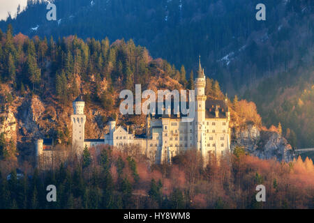 Das berühmte Schloss Neuschwanstein auf dem Hügel und Berg Wald bei Sonnenaufgang in Deutschland. Erstaunlich bunten Frühlingslandschaft mit Burg, Berge, gree Stockfoto