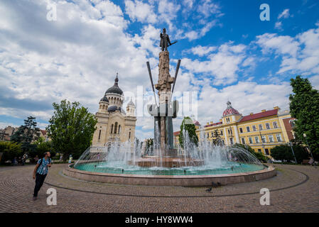 Avram Iancu Statue und Brunnen und rumänischen orthodoxen Kathedrale der Entschlafung der Gottesgebärerin auf Avram Iancu Quadrat in Cluj-Napoca Stadt in Rumänien Stockfoto