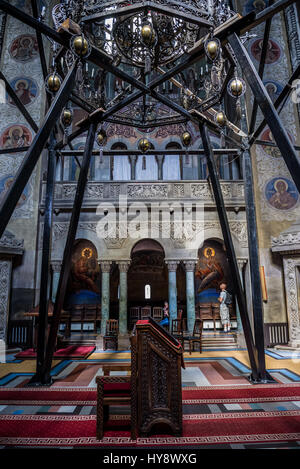 Hauptschiff der rumänischen orthodoxen Kathedrale des Dormition des Theotokos mit großen Kronleuchter Gerüst in Cluj-Napoca Stadt in Rumänien Stockfoto